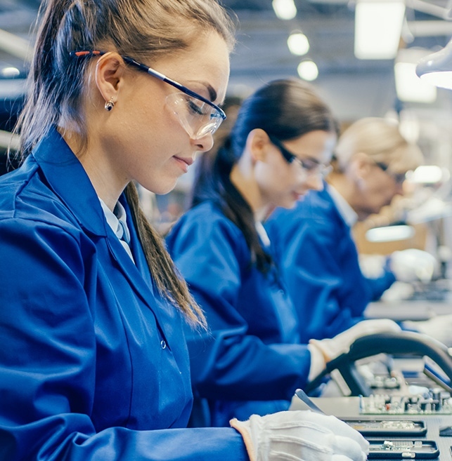 Pracownik produkcji – kim jest i jakie ma możliwości